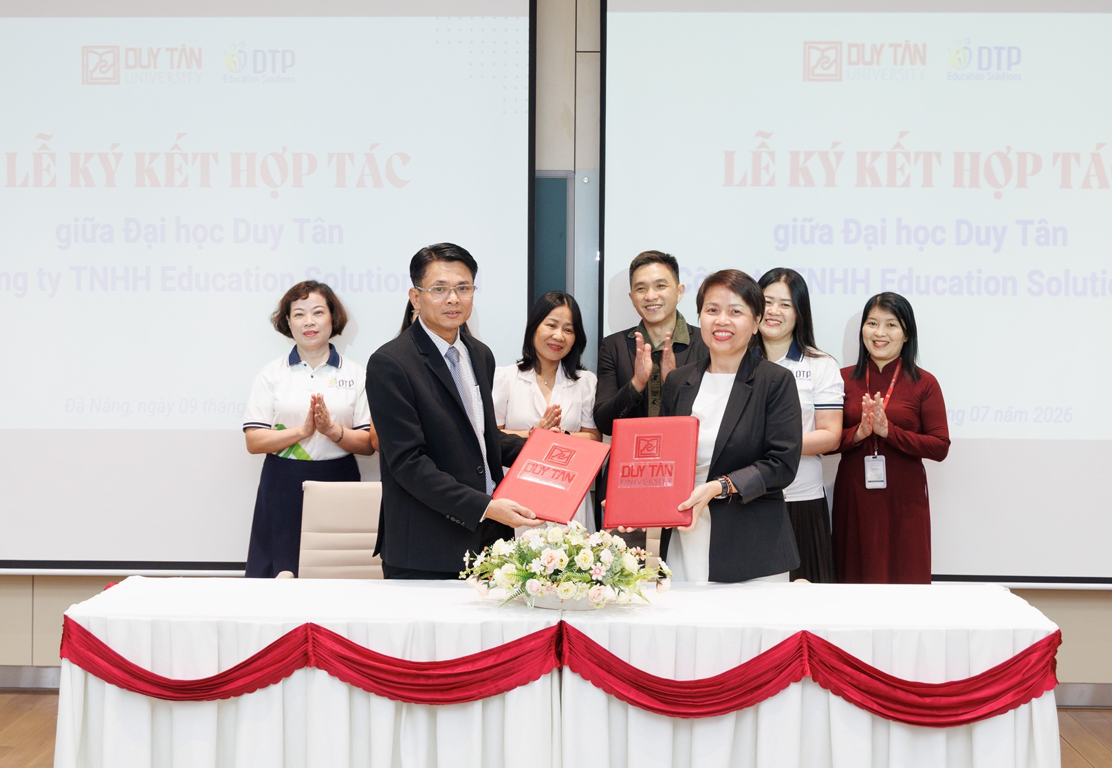 Đại diện Trường Ngôn ngữ – Xã hội Nhân văn (LHSS) – Đại học Duy Tân và DTP Group tại lễ ký kết hợp tác.