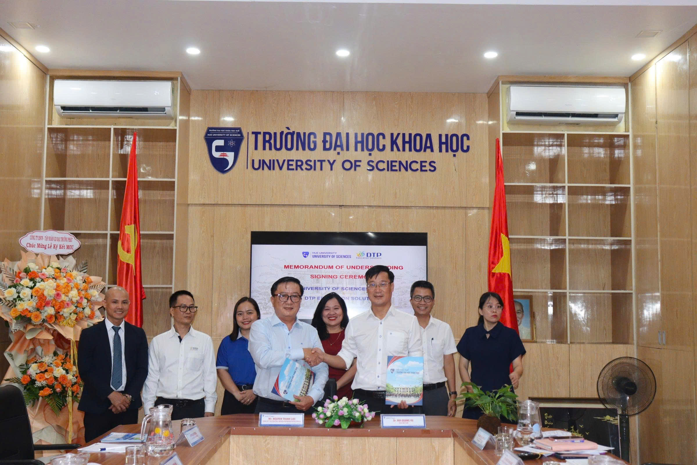 Đại diện Trường Đại học Khoa học – Đại học Huế và DTP Group tại lễ ký kết hợp tác.