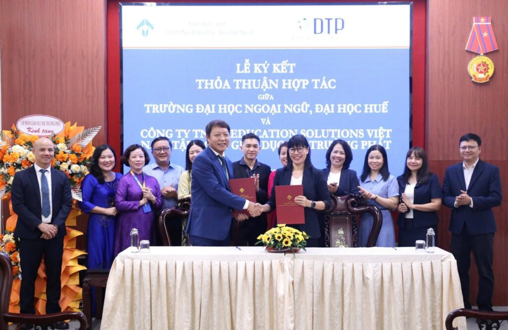 Hiệu trưởng Trường Đại học Ngoại ngữ – Đại học Huế và Tổng Giám đốc DTP Group tại lễ ký kết hợp tác.